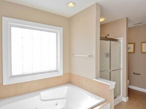 Combined shower/tub, jetted tub, hair dryer, towels