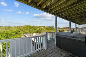 Outdoor spa tub - Oceanfront in South Nags Head (South Nags Head)