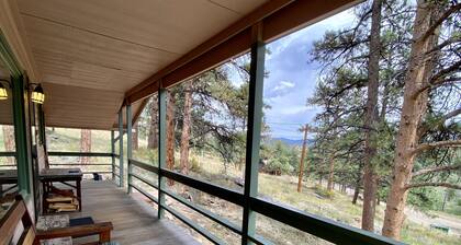 The Rose Den - Romantic Mountain Cabin with Views!