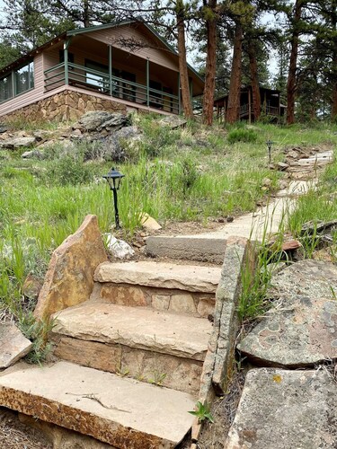 The Rose Den - Romantic Mountain Cabin with Views!