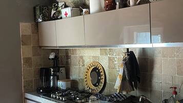 Frigorifero, microonde, forno, piano cottura