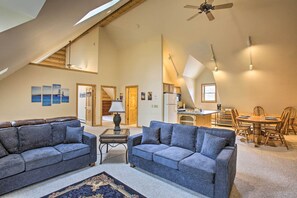 TV, fireplace, video games, ping pong - 14 Mi to Slopes: Lodge on 104 Acres in Boyne City (Boyne City)
