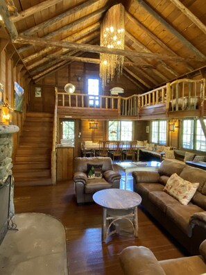 Smart TV, caminetto, lettore DVD, libri