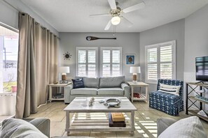 TV - Walk to Destin Beach: Coastal Condo w/ Pool Access (Destin)