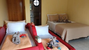 Habitación familiar con 2 camas individuales | Wifi gratis y ropa de cama 