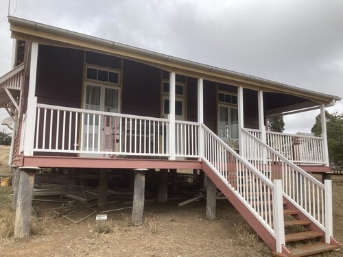 SPACIOUS SELF CONTAINED CABIN OVERLOOKING THE BUNYA MOUNTAINS