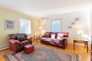 Una televisión, una oficina