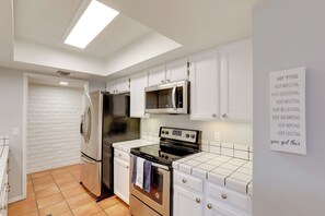Fridge, microwave, stovetop, dishwasher - Tucson Townhome w/ Private Patio & Mtn Views! (Tucson)