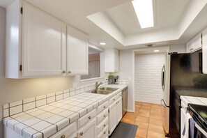 Geladeira, micro-ondas, cooktop, lava-louças