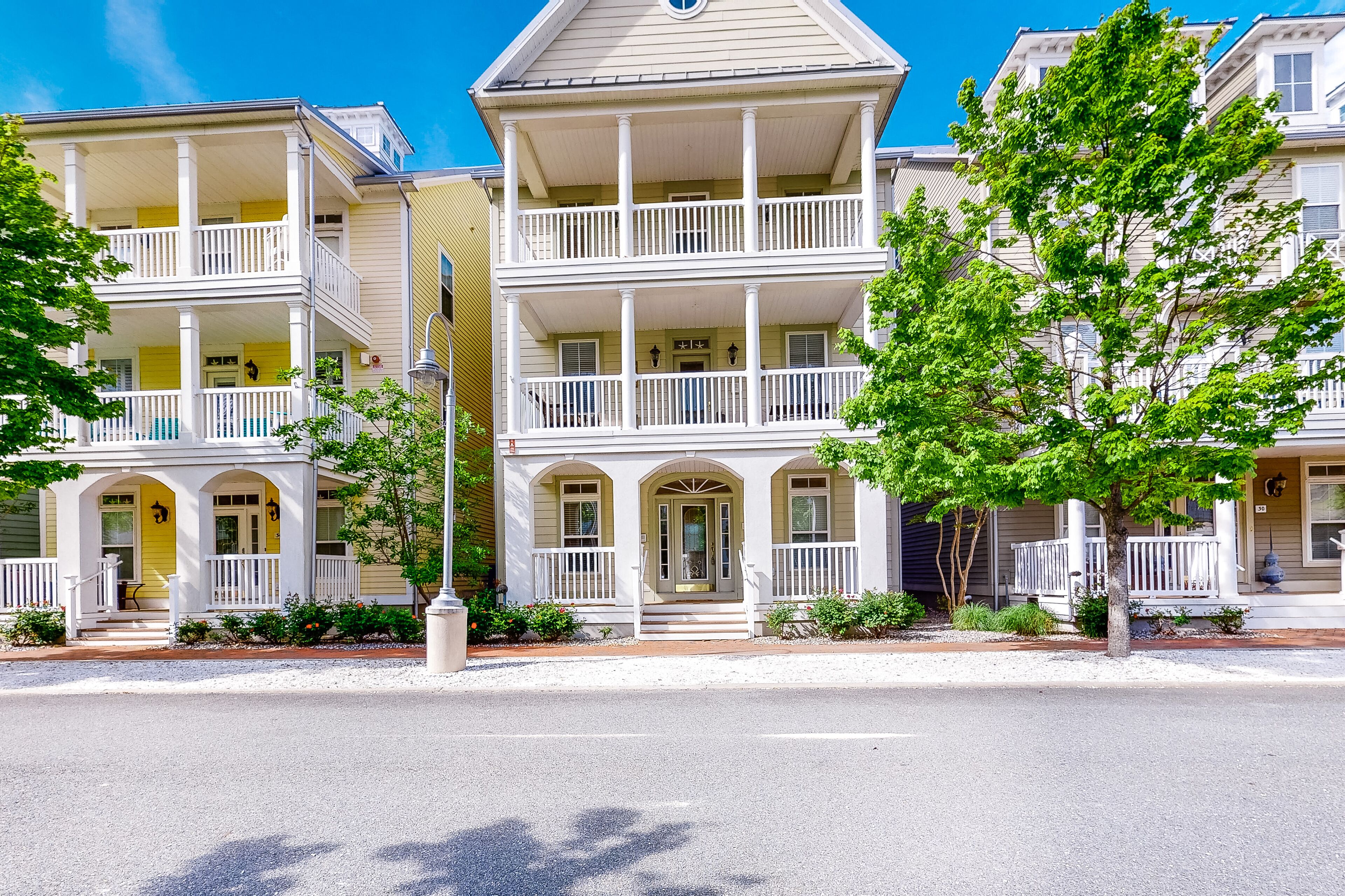 Spacious Home w/Partial Bay Views, Shared In/Outdoor Pools, and Free WiF