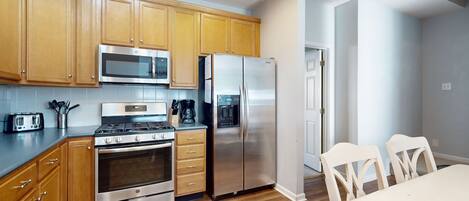 Jääkaappi, mikroaaltouuni, uuni, liesi