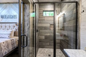 4 bedrooms, free WiFi, bed sheets, wheelchair access - Shady Creek Lodge- 5 Bedroom, 4 kings plus bunk room! (Broken Bow)