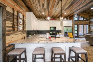 Fridge, microwave, oven, stovetop - Shady Creek Lodge- 5 Bedroom, 4 kings plus bunk room! (Broken Bow)