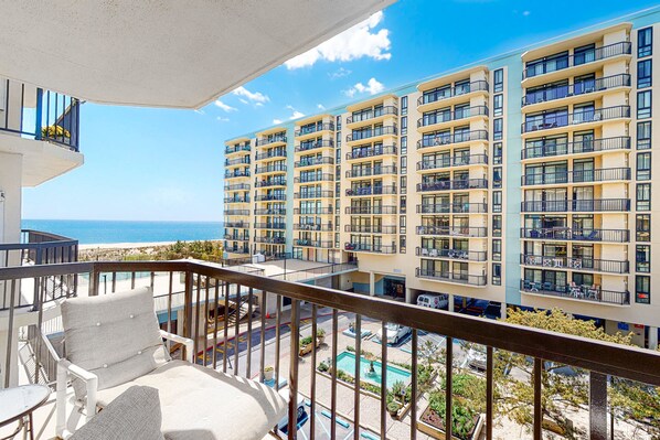 Property grounds - Braemar Towers Condo w/ Free WiFi, AC, Ocean View, Private W/D, Shared Pool (Ocean City)