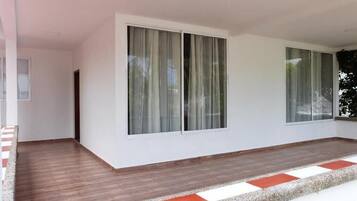 Comfort House | Living area | 32-inch flat-screen TV with satellite channels, TV