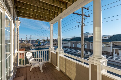 Saint Louis Ave townhouse central AC & private washer/dryer - near the ocean