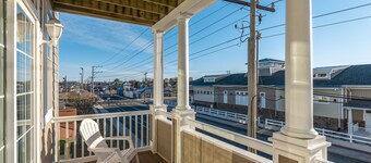 Saint Louis Ave townhouse central AC & private washer/dryer - near the ocean