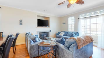 Fernseher, Kamin, TischfuĂball