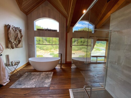 THE ONLY LUXURY RIVER FRONT PROPERTY ON THE ELK RIVER. 10 min to beach & town! 