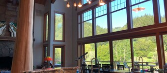 THE ONLY LUXURY RIVER FRONT PROPERTY ON THE ELK RIVER. 10 min to beach & town!