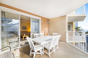 Outdoor dining - Jetty's Break 301 w/ Ocean View, Balcony, WiFi, Shared Pool - 1/2 Block to Beach (Ocean City)