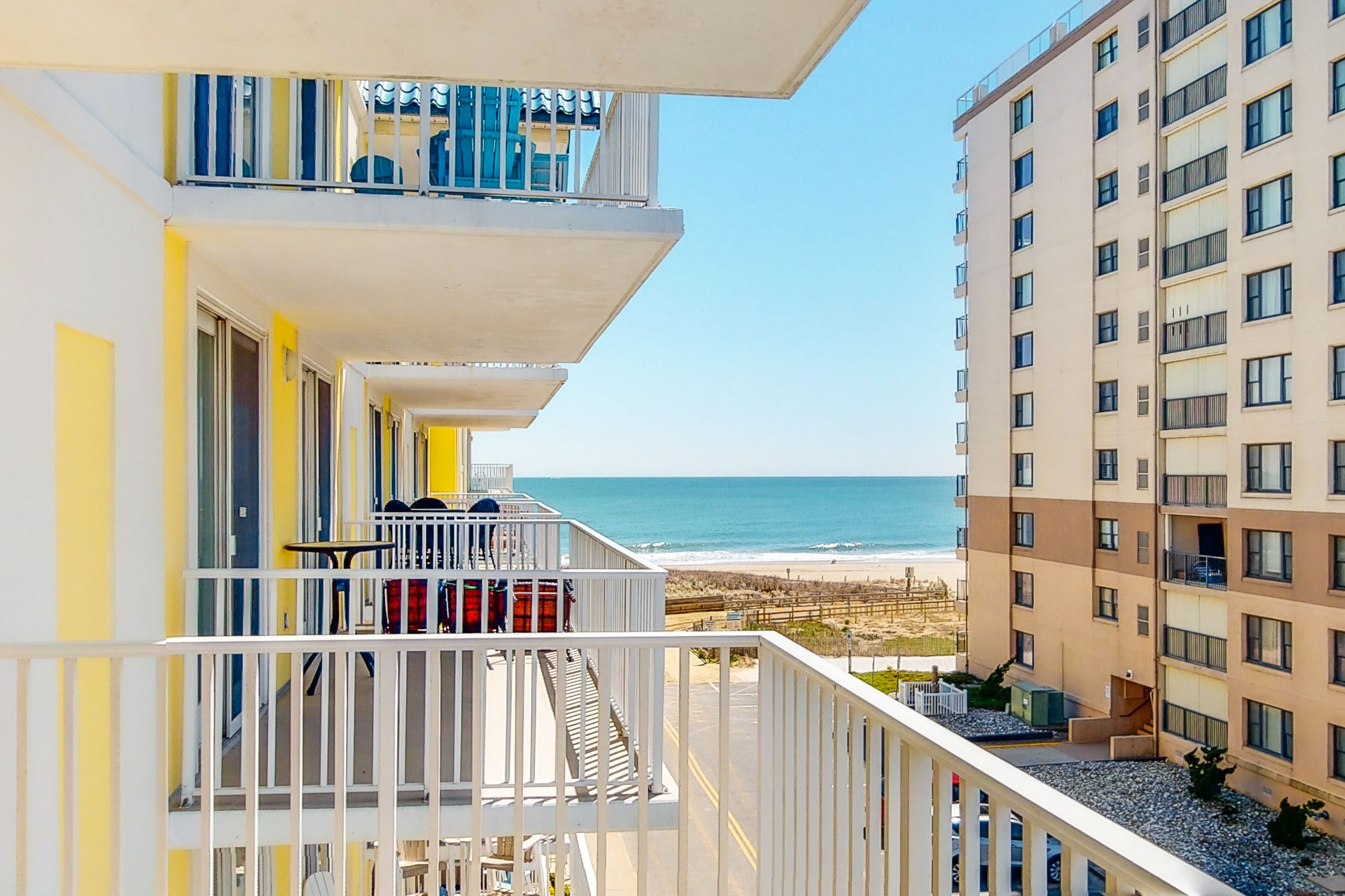 Oceanfront Condo w/Free WiFi, Shared Pool & Hot Tub, Ocean View, AC, Private W/D