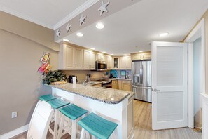 冷蔵庫、電子レンジ、オーブン、コンロ