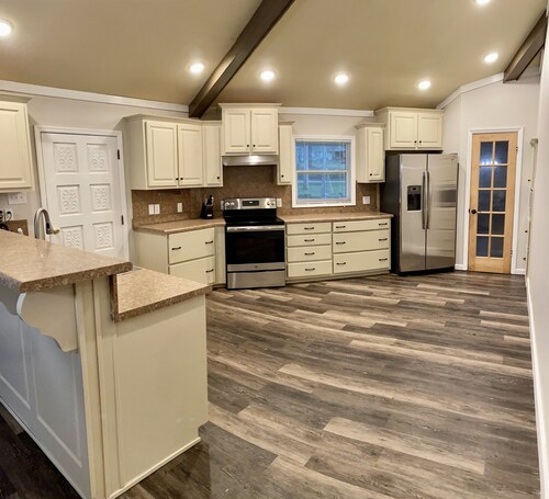 Palmer & Oak - Entire Lakefront Property on Lake Sinclair + Saltwater Pool