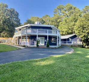 Exterior - Palmer & Oak - Entire Lakefront Property on Lake Sinclair + Saltwater Pool (Eatonton)