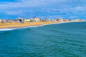 Beach - Gorgeous & roomy condo with partial AC & full kitchen - steps from beach access (Ocean City)
