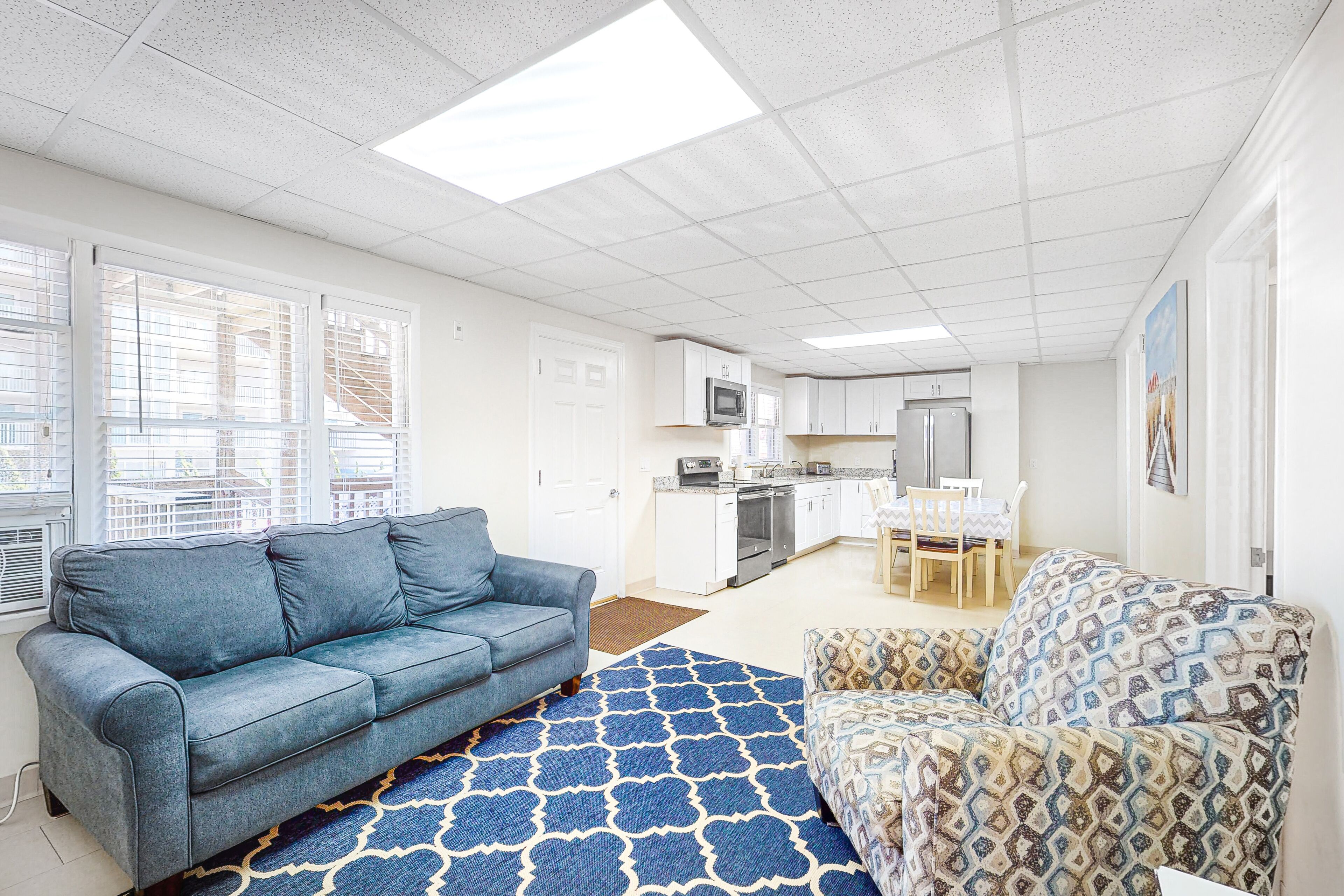 Gorgeous & roomy condo with partial AC & full kitchen - steps from beach access