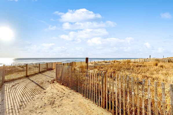 On the beach - Oceanfront condo near golf & the beach with pool, balcony, W/D, & central AC (Ocean City)