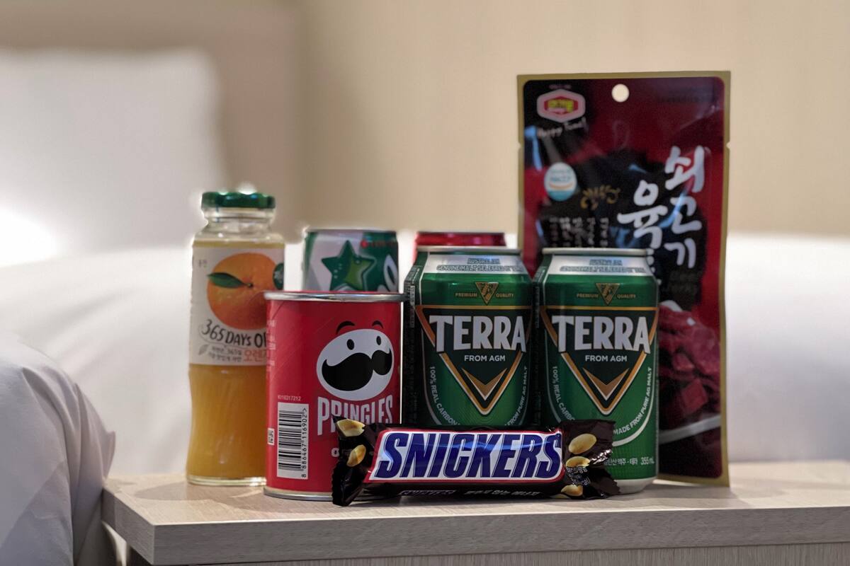 Eine Speisenauslage mit Pringles, Terra Bier, Snickers und einer Saftflasche.