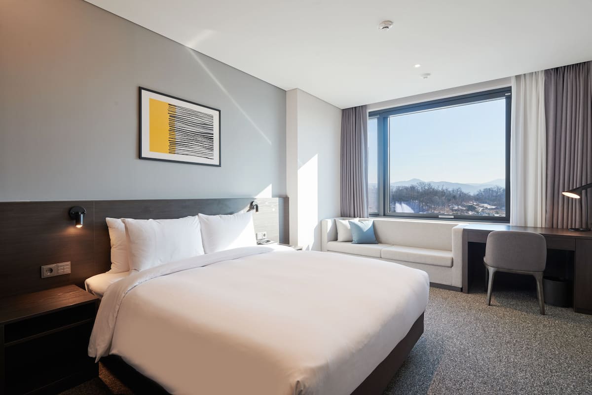 1 bedroom, premium bedding, in-room safe, desk
