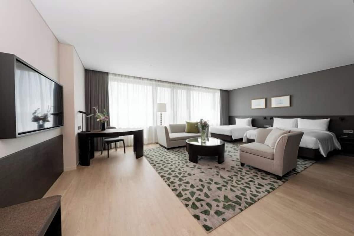 1 bedroom, premium bedding, in-room safe, desk