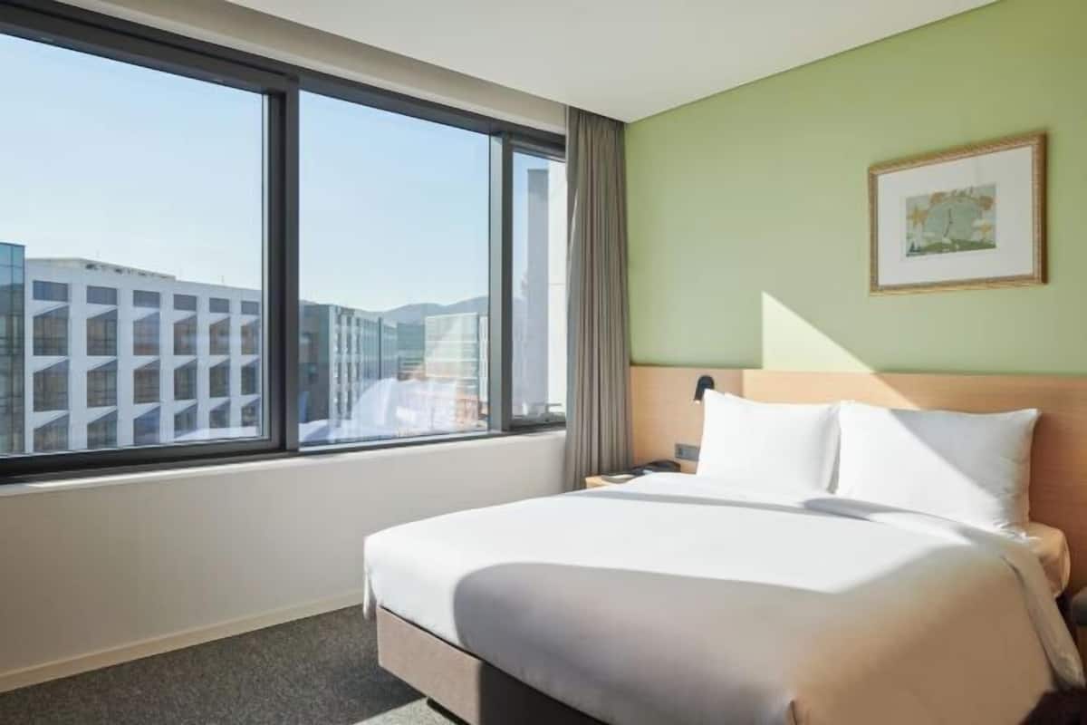 1 bedroom, premium bedding, in-room safe, desk
