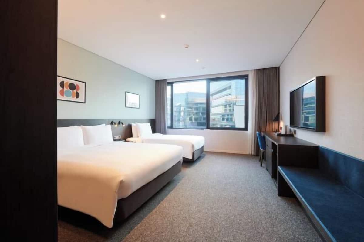1 bedroom, premium bedding, in-room safe, desk