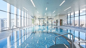 Piscina interna, funciona das 7h30 às 21h30, espreguiçadeiras