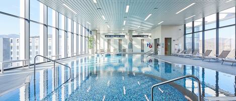 Piscine couverte, accès possible de 07 h 30 à 21 h 30, chaises longues