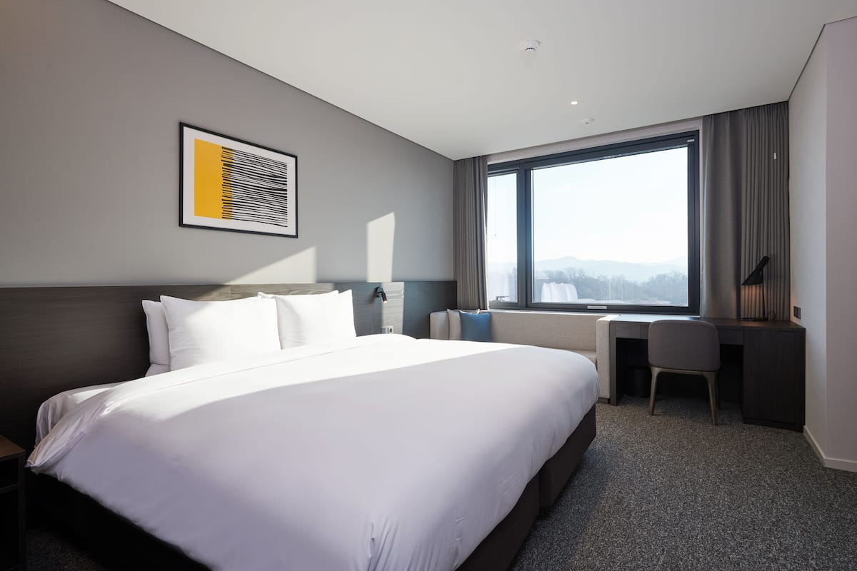 1 bedroom, premium bedding, in-room safe, desk