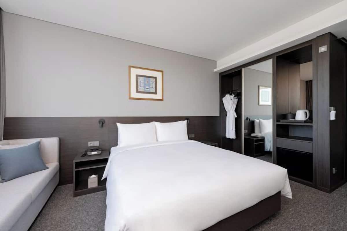 1 bedroom, premium bedding, in-room safe, desk