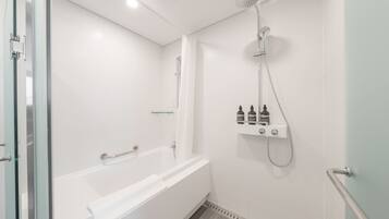 Une salle de bain moderne avec une baignoire, une douche et un espace de douche séparé par des parois en verre.
