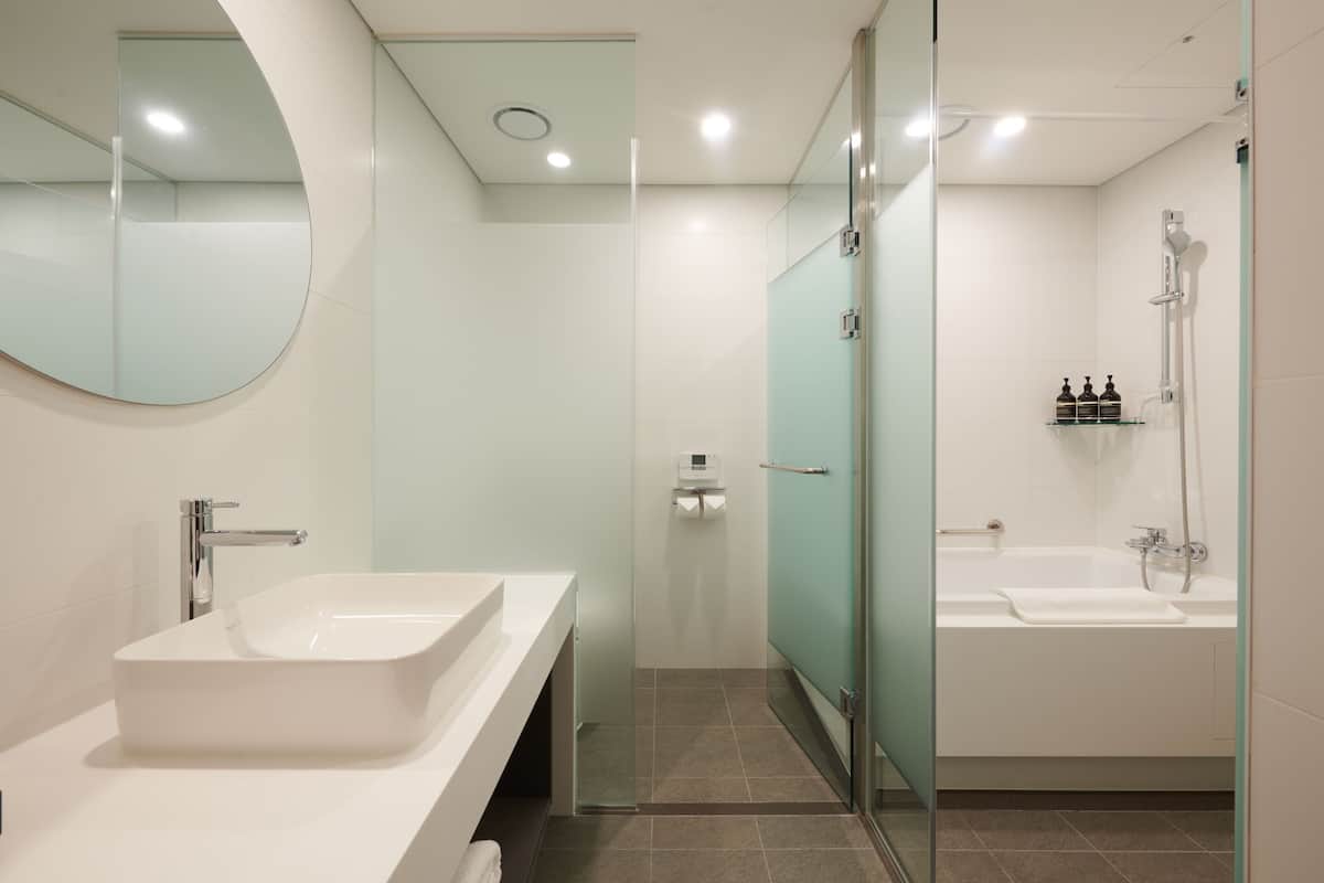 premium bedding, in-room safe, desk, laptop workspace