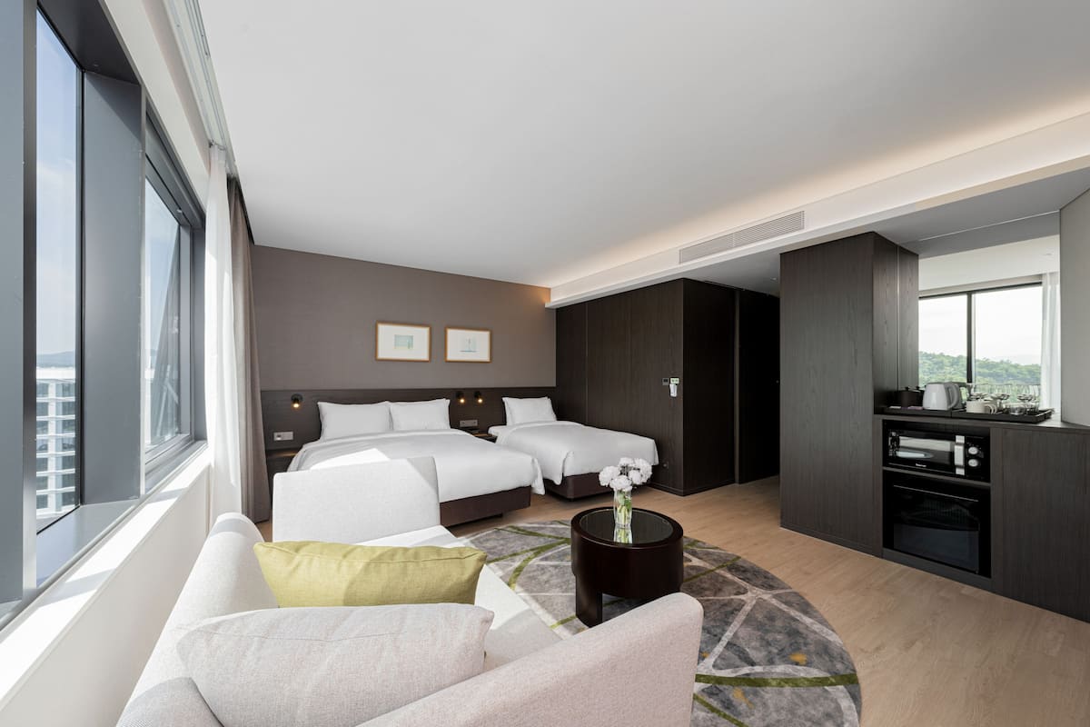 1 bedroom, premium bedding, in-room safe, desk