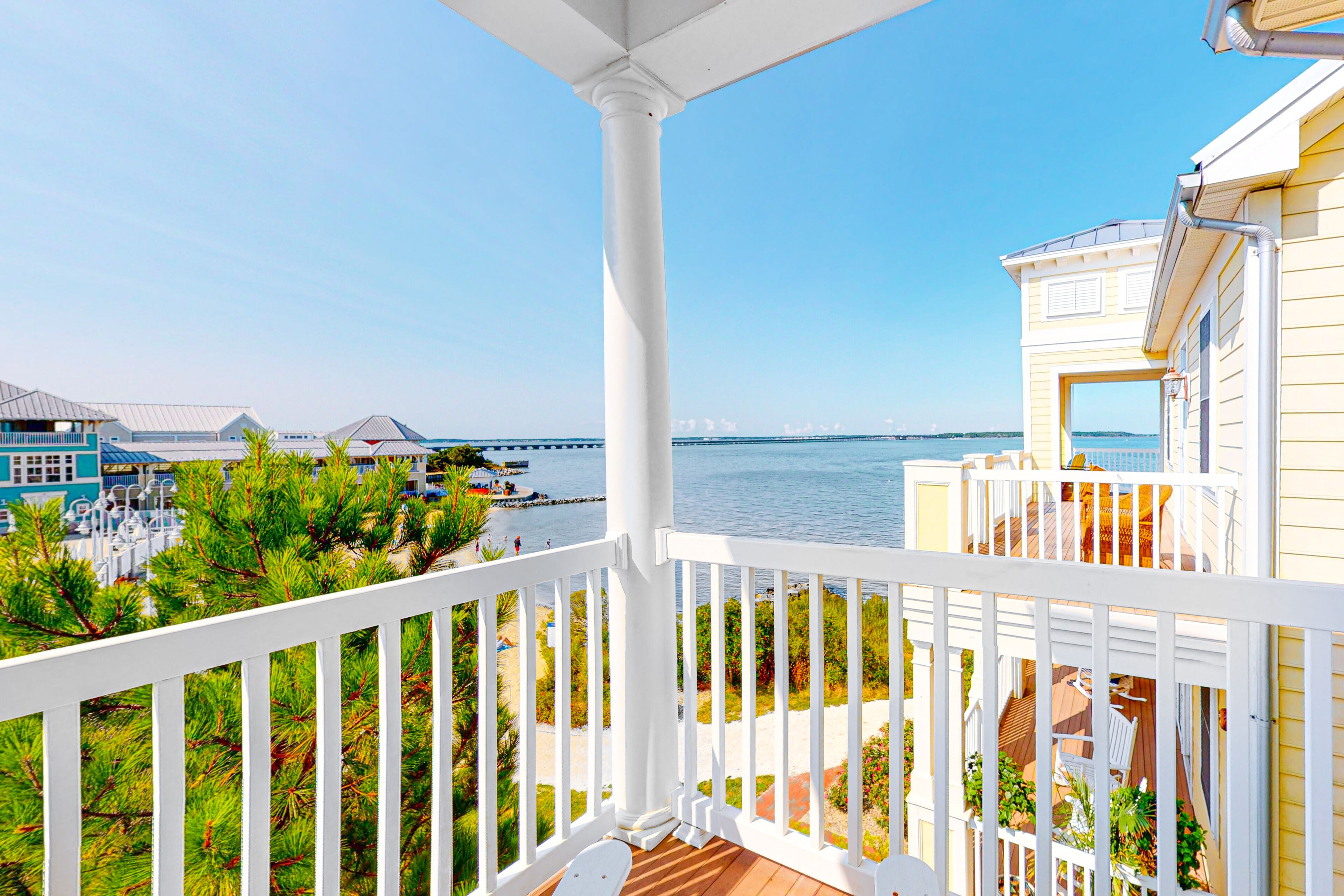 Bayfront home steps from beach with great sunset views & resort pools