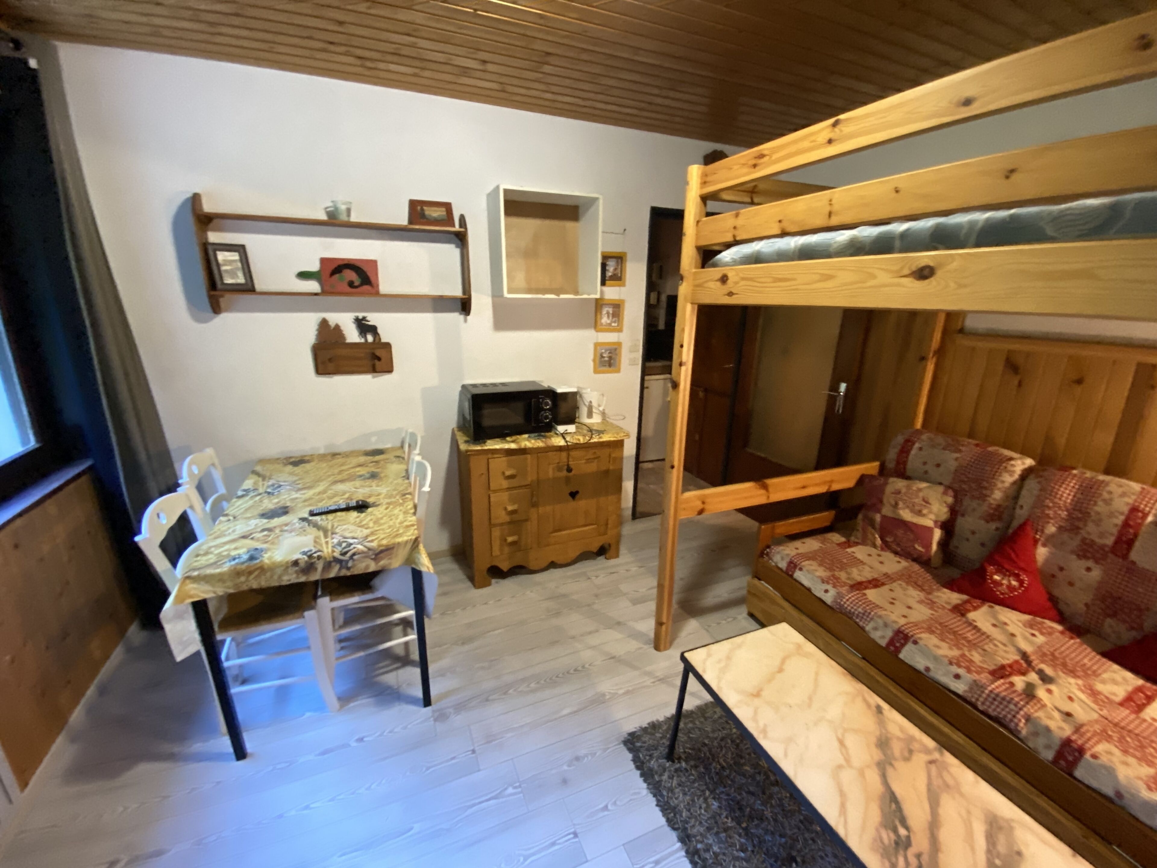 Télévision, lecteur de DVD, table de tennis de table