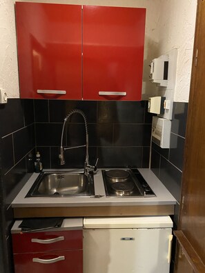 Réfrigérateur, micro-ondes, four, plaque de cuisson