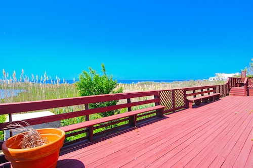 Bay-view Makai studio with shared pool, gym, sauna, & billiards - walk to beach