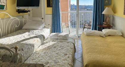 Bay-view Makai studio with shared pool, gym, sauna, & billiards - walk to beach