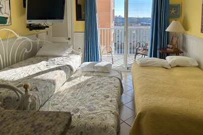 Bay-view Makai studio with shared pool, gym, sauna, & billiards - walk to beach